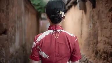 4K高清民国传统民族风服饰古村场景实拍视频的预览图